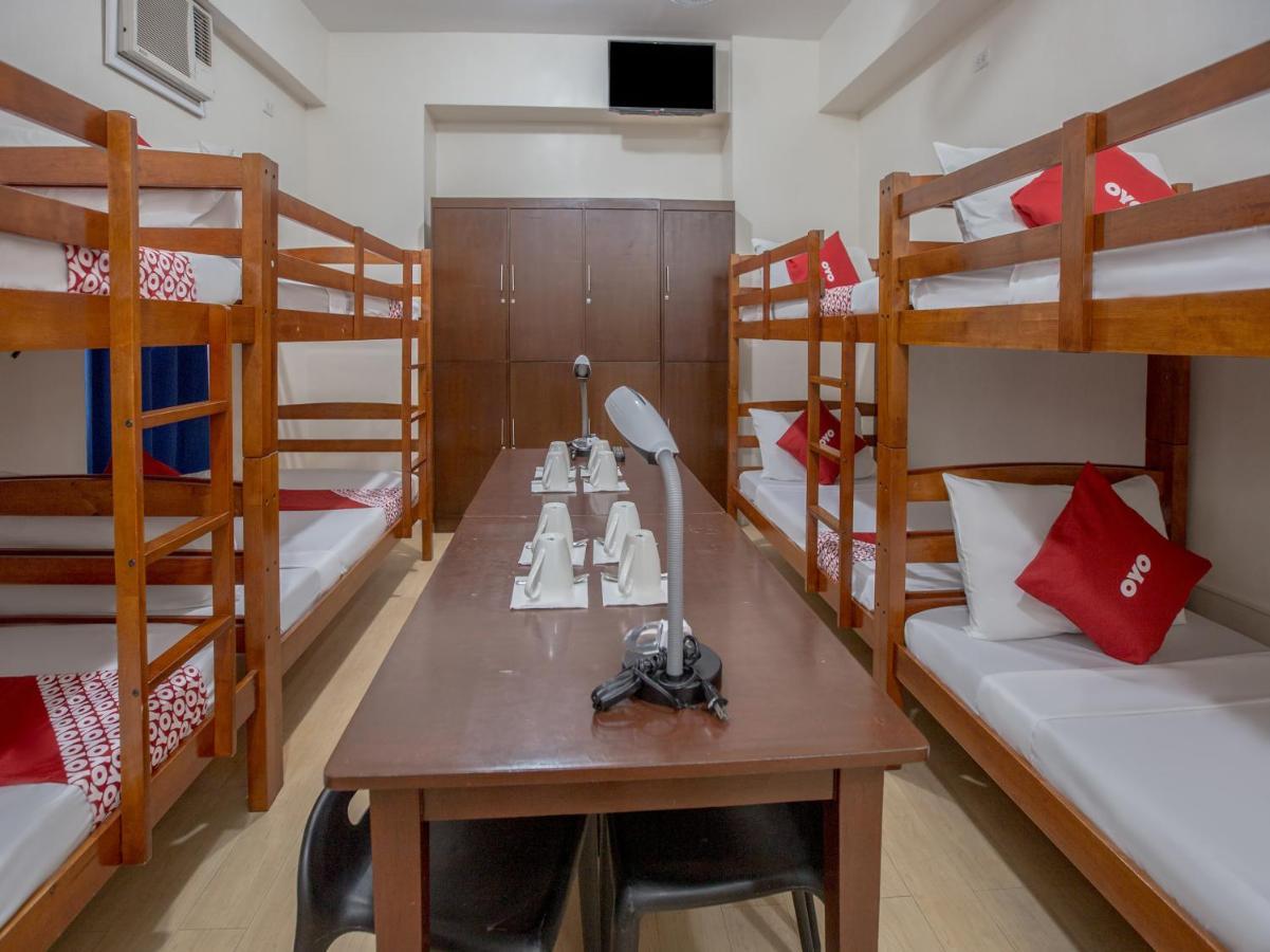 Oyo 699 Forbes Hall Hotel Manila